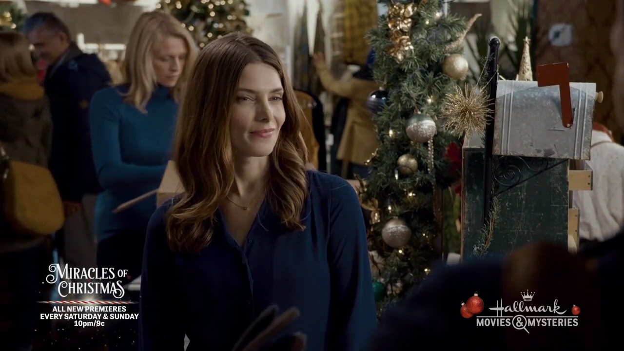 Ashley-Greene-dot-nl_ALittleChristmasCharm1235.jpg