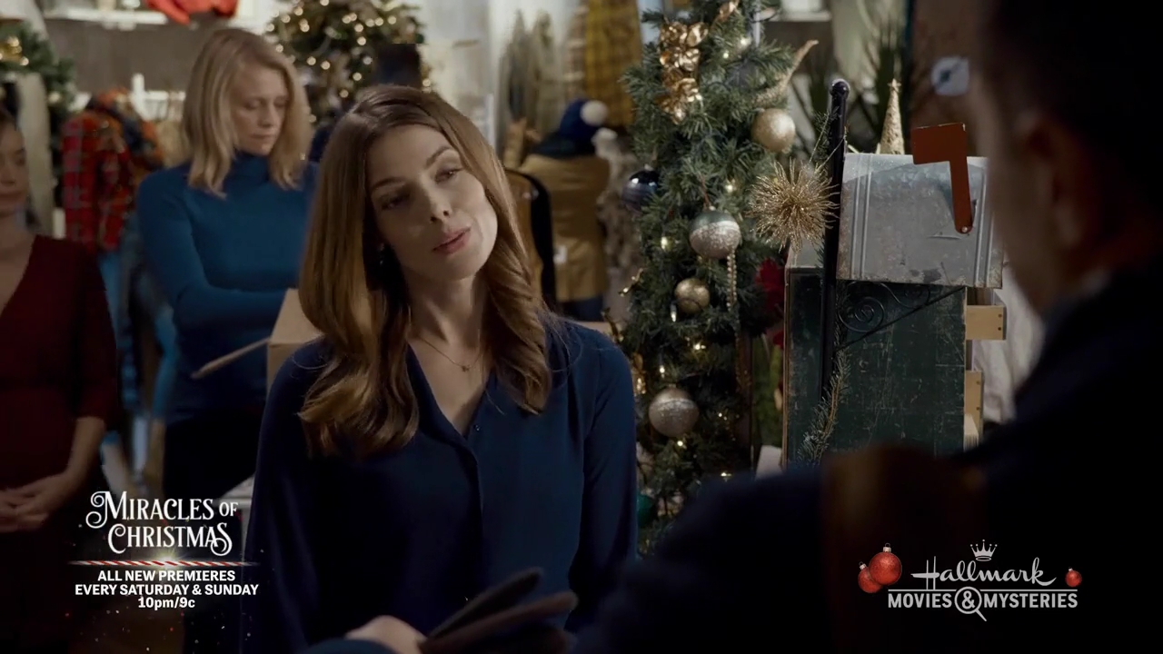 Ashley-Greene-dot-nl_ALittleChristmasCharm1241.jpg
