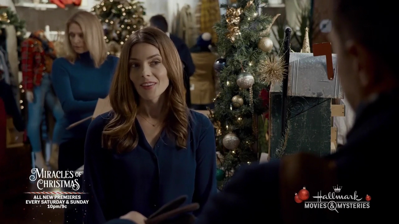 Ashley-Greene-dot-nl_ALittleChristmasCharm1242.jpg