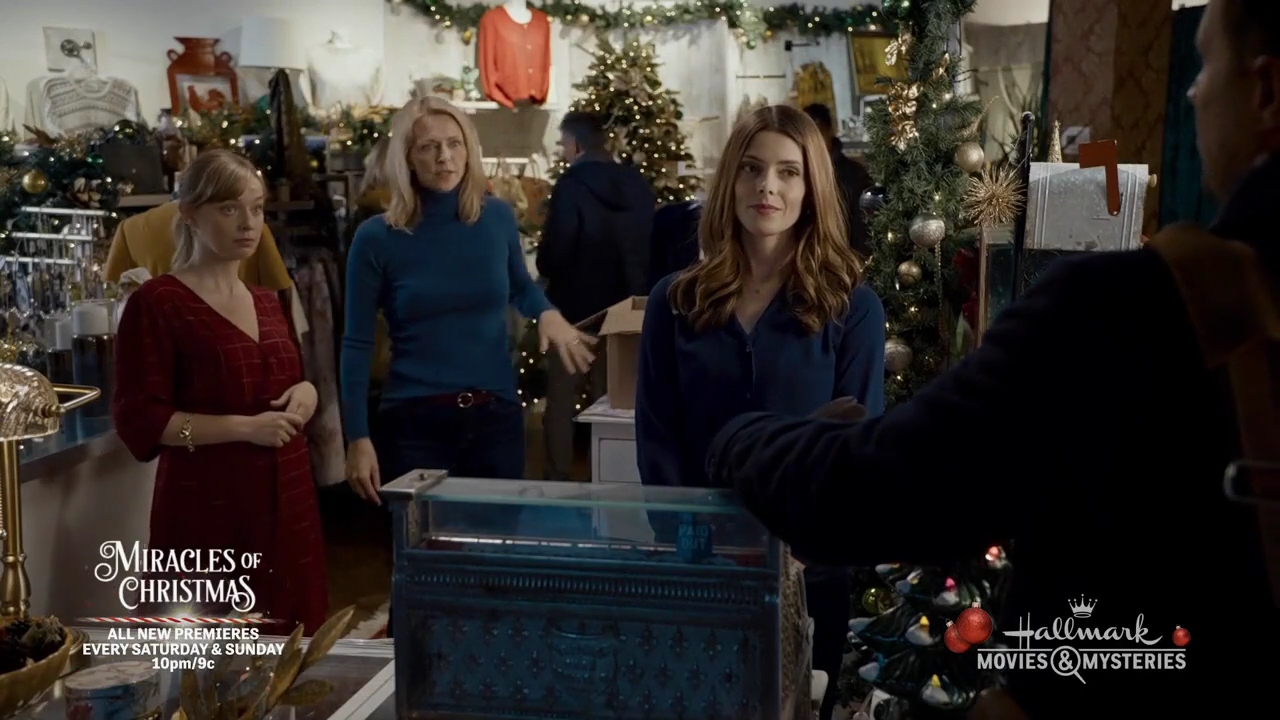 Ashley-Greene-dot-nl_ALittleChristmasCharm1249.jpg