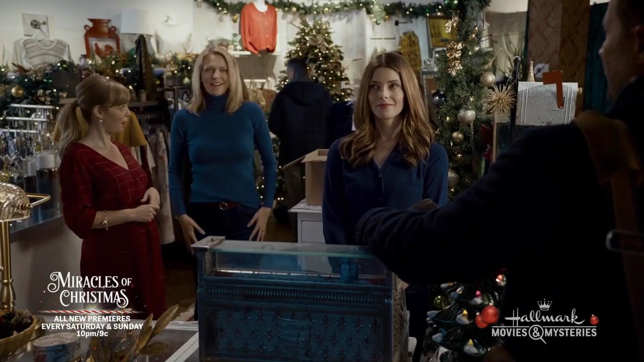 Ashley-Greene-dot-nl_ALittleChristmasCharm1250.jpg