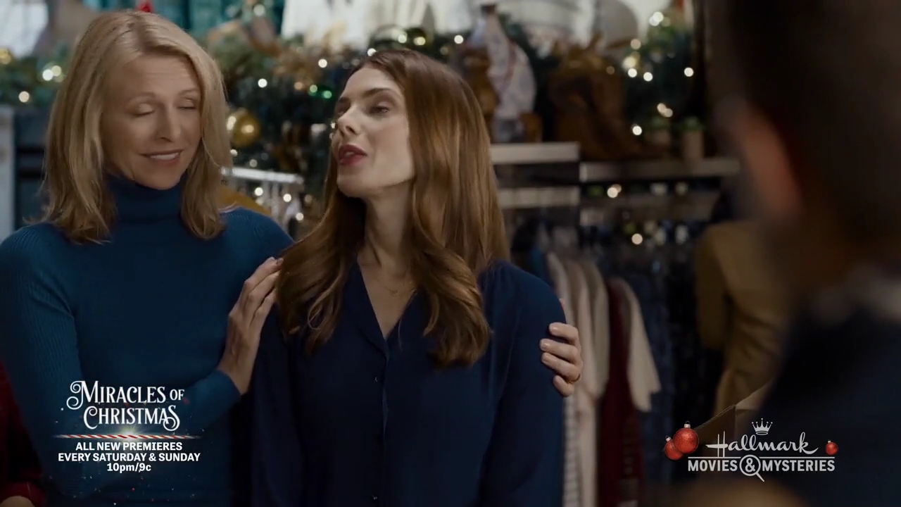 Ashley-Greene-dot-nl_ALittleChristmasCharm1310.jpg