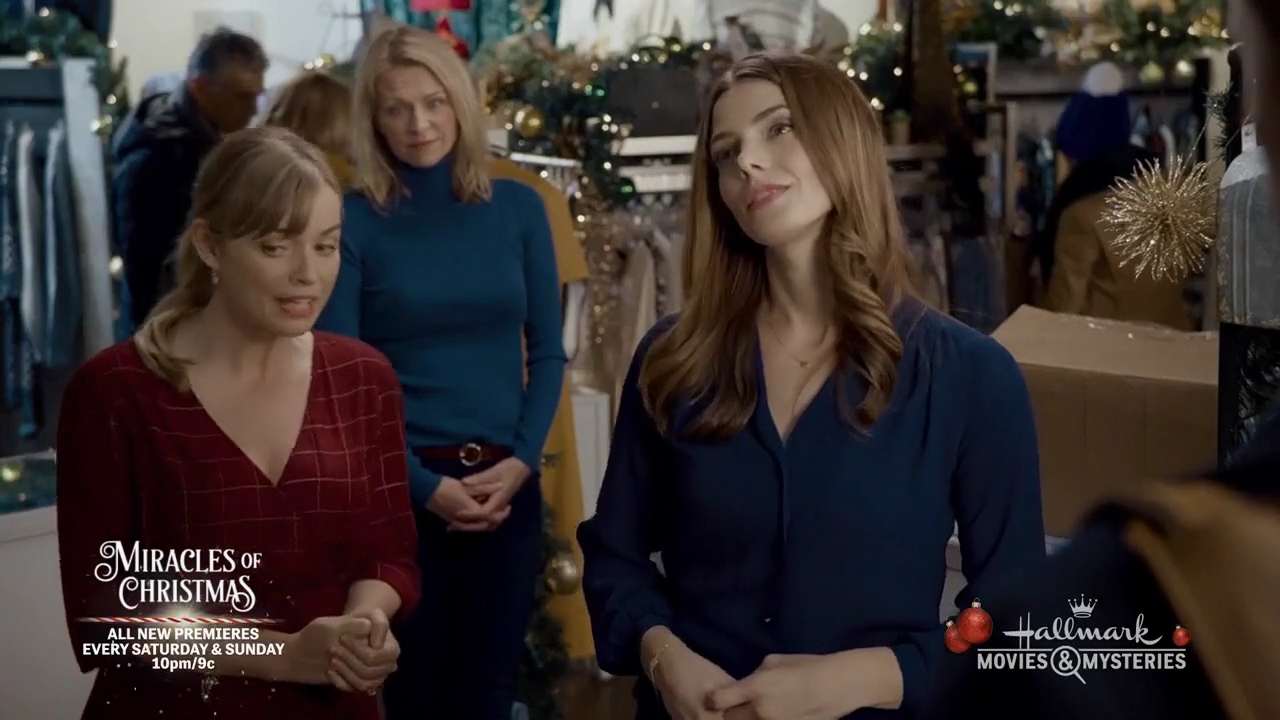 Ashley-Greene-dot-nl_ALittleChristmasCharm1329.jpg
