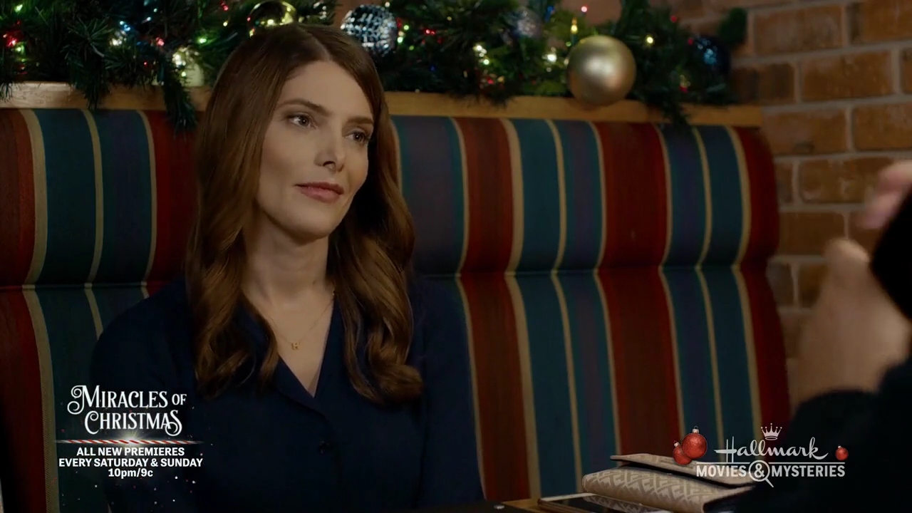 Ashley-Greene-dot-nl_ALittleChristmasCharm1399.jpg