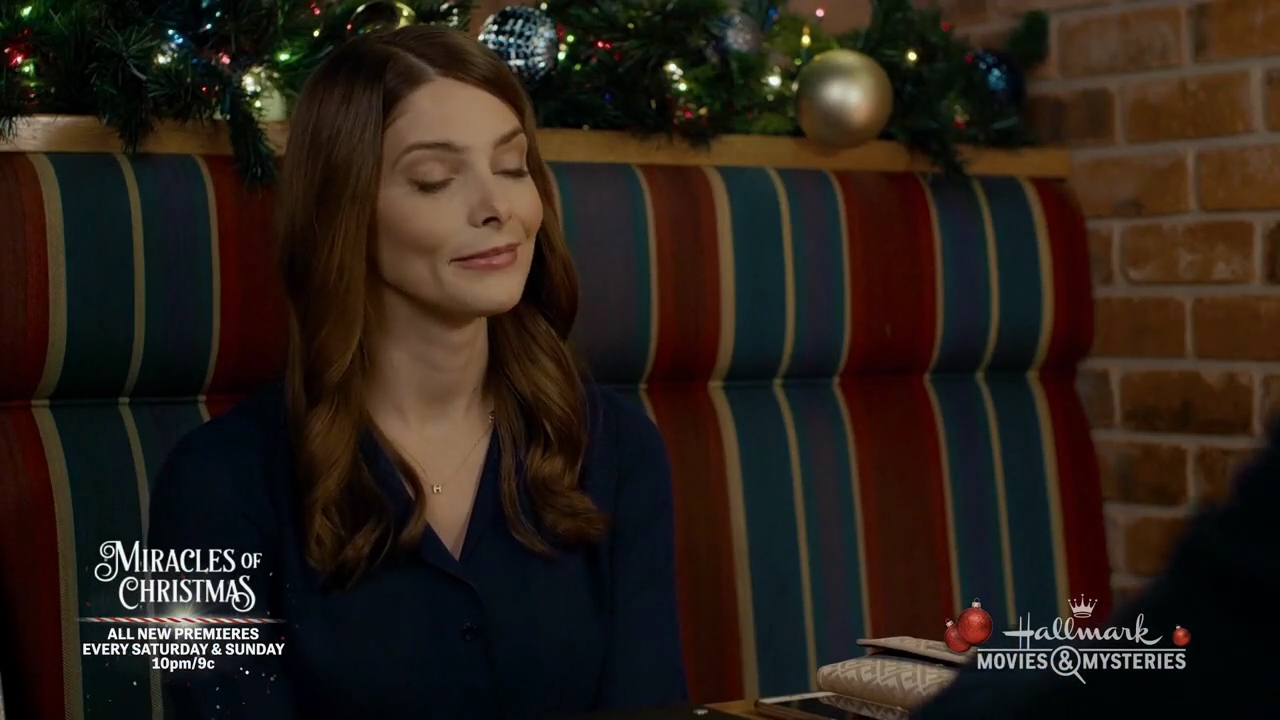 Ashley-Greene-dot-nl_ALittleChristmasCharm1402.jpg