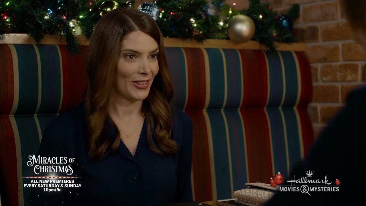 Ashley-Greene-dot-nl_ALittleChristmasCharm1417.jpg