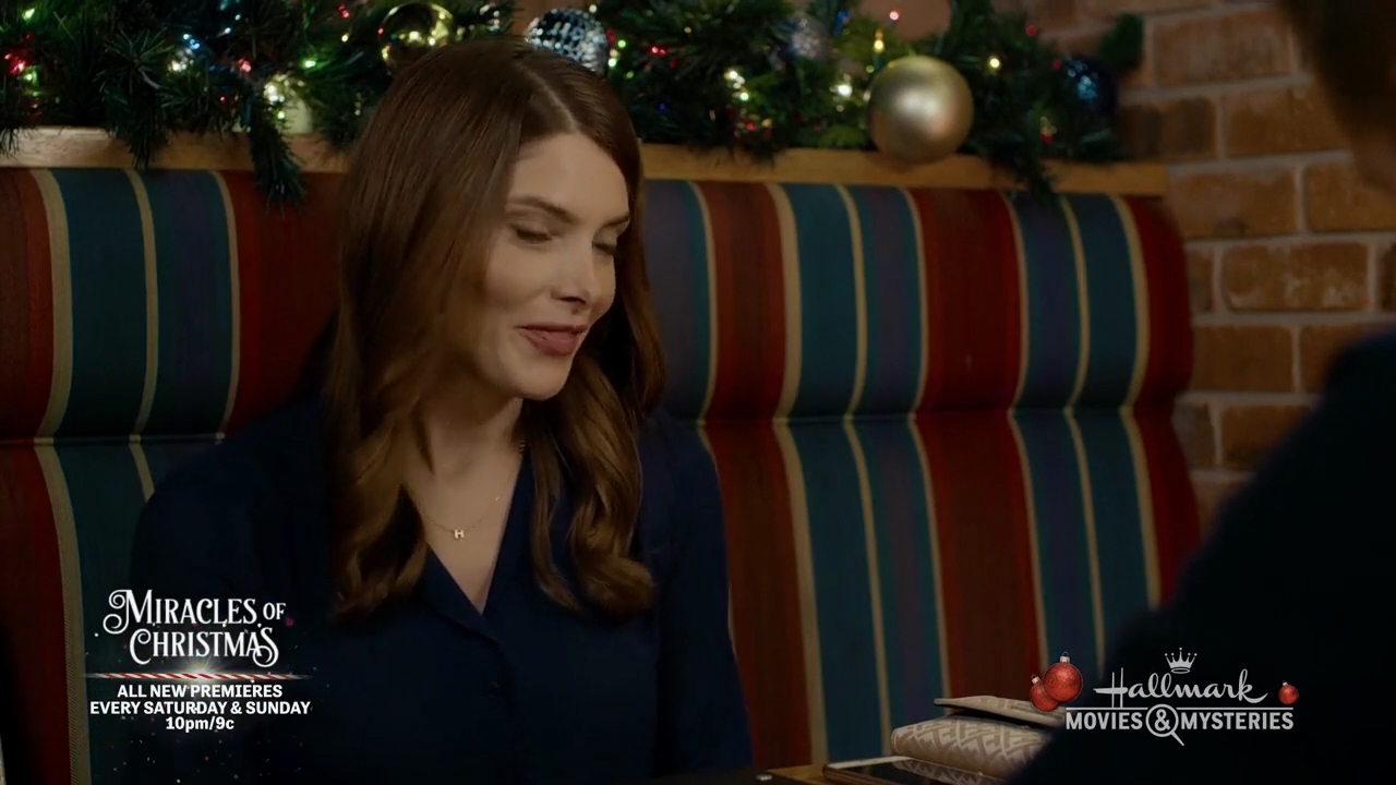Ashley-Greene-dot-nl_ALittleChristmasCharm1418.jpg