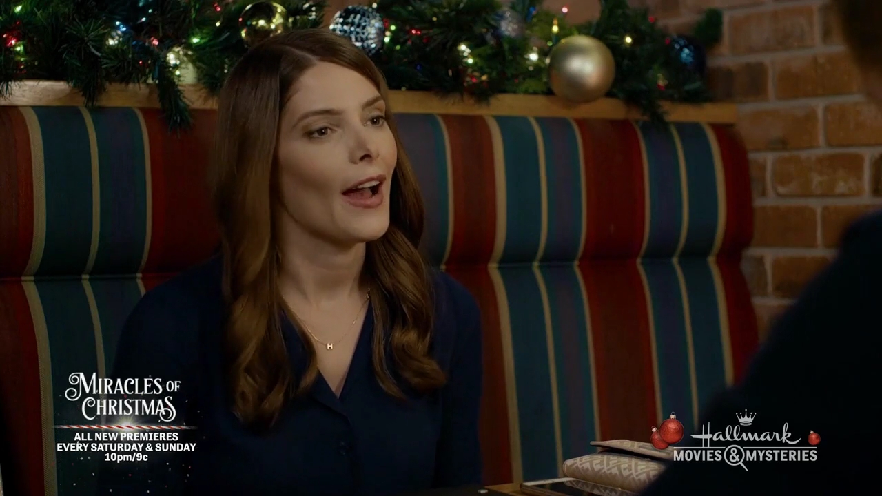 Ashley-Greene-dot-nl_ALittleChristmasCharm1419.jpg