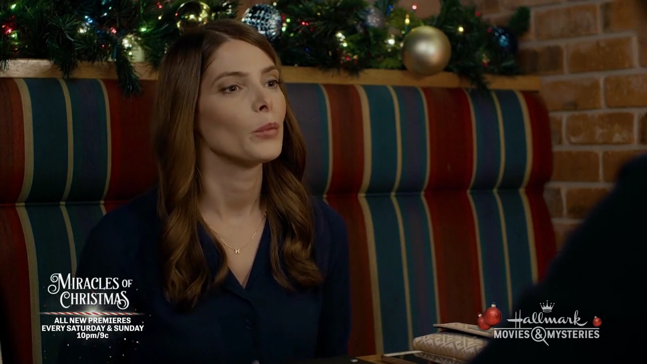 Ashley-Greene-dot-nl_ALittleChristmasCharm1420.jpg