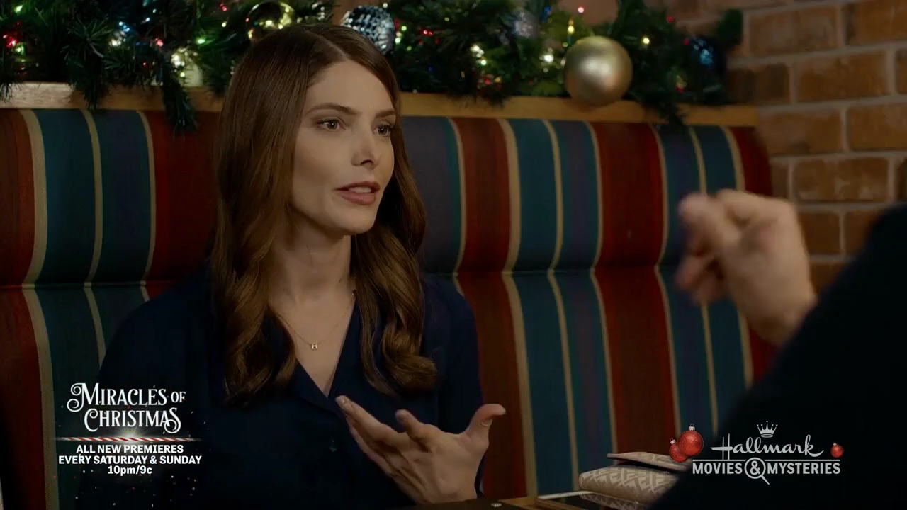 Ashley-Greene-dot-nl_ALittleChristmasCharm1425.jpg