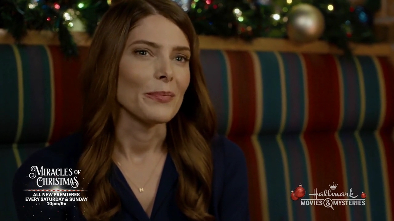 Ashley-Greene-dot-nl_ALittleChristmasCharm1449.jpg
