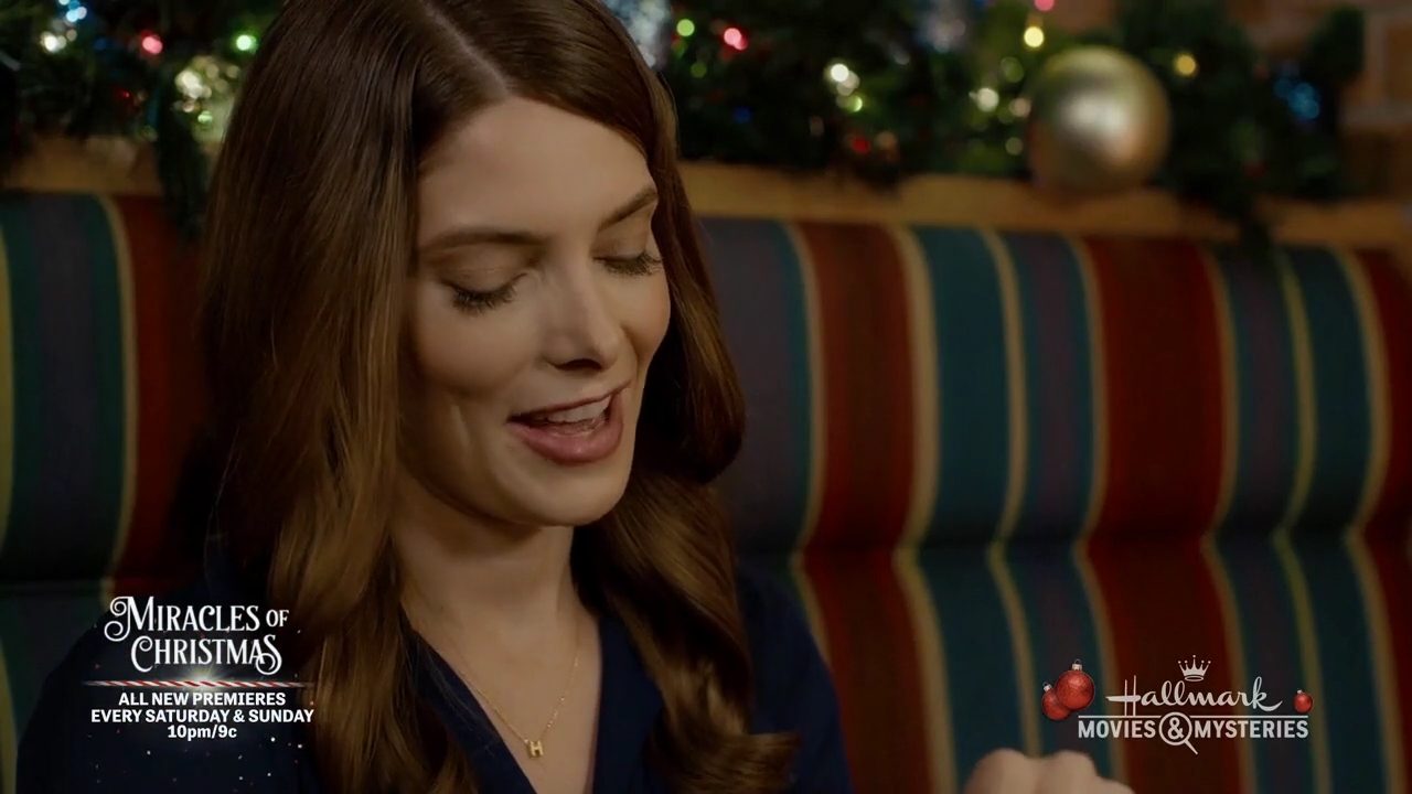 Ashley-Greene-dot-nl_ALittleChristmasCharm1462.jpg