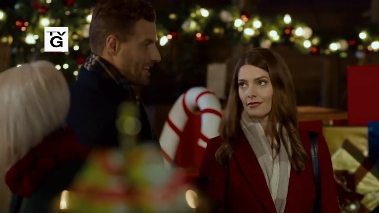 Ashley-Greene-dot-nl_ALittleChristmasCharm1535.jpg