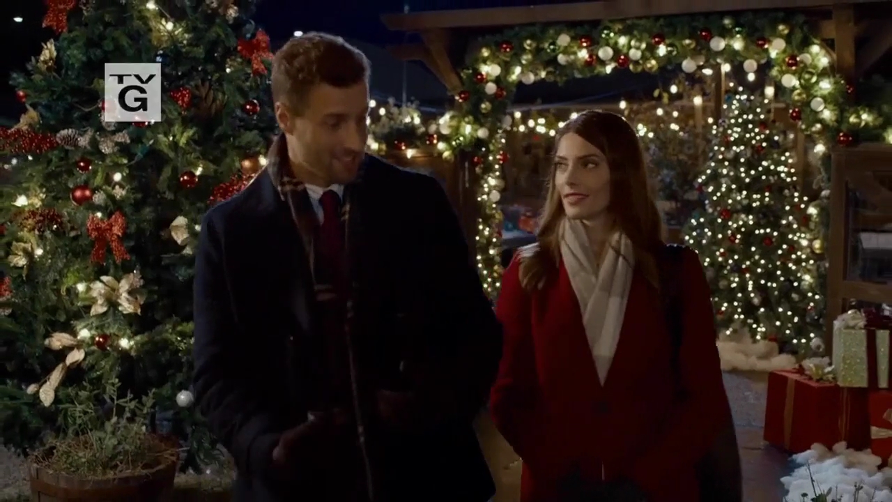 Ashley-Greene-dot-nl_ALittleChristmasCharm1538.jpg