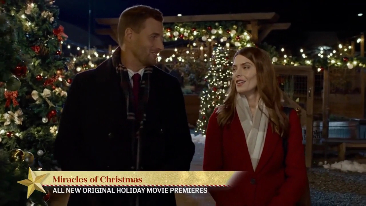 Ashley-Greene-dot-nl_ALittleChristmasCharm1542.jpg