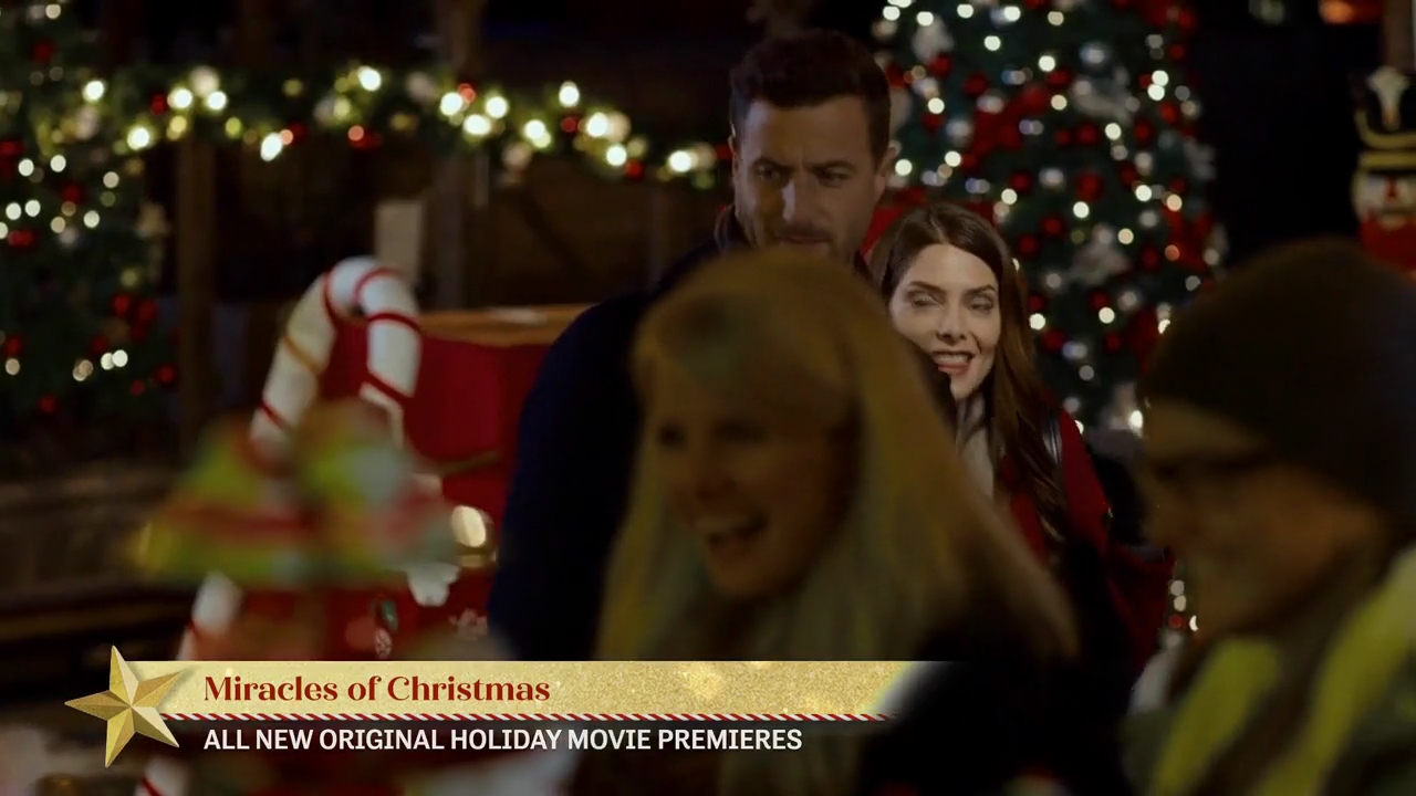 Ashley-Greene-dot-nl_ALittleChristmasCharm1547.jpg