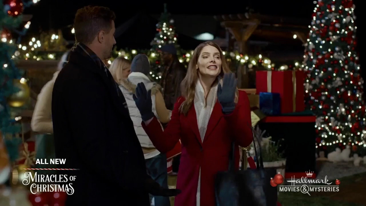 Ashley-Greene-dot-nl_ALittleChristmasCharm1568.jpg