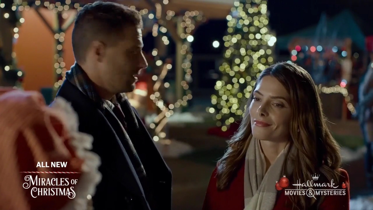 Ashley-Greene-dot-nl_ALittleChristmasCharm1618.jpg