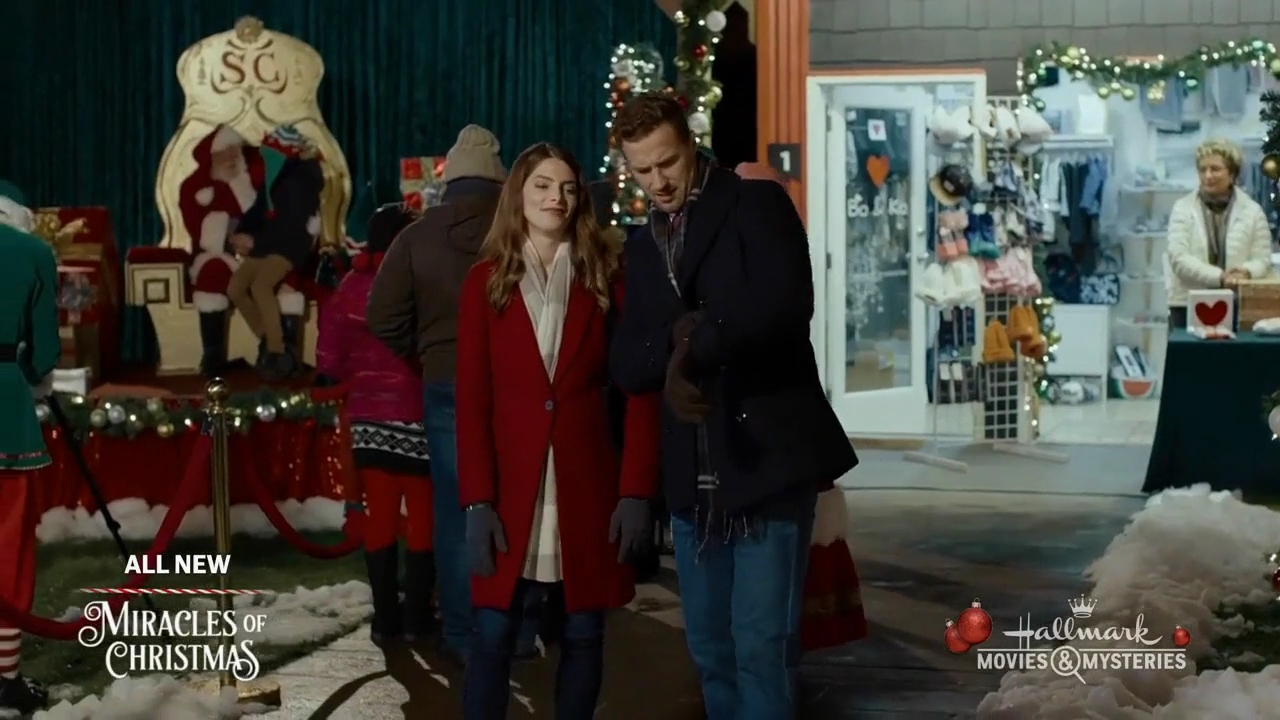 Ashley-Greene-dot-nl_ALittleChristmasCharm1627.jpg