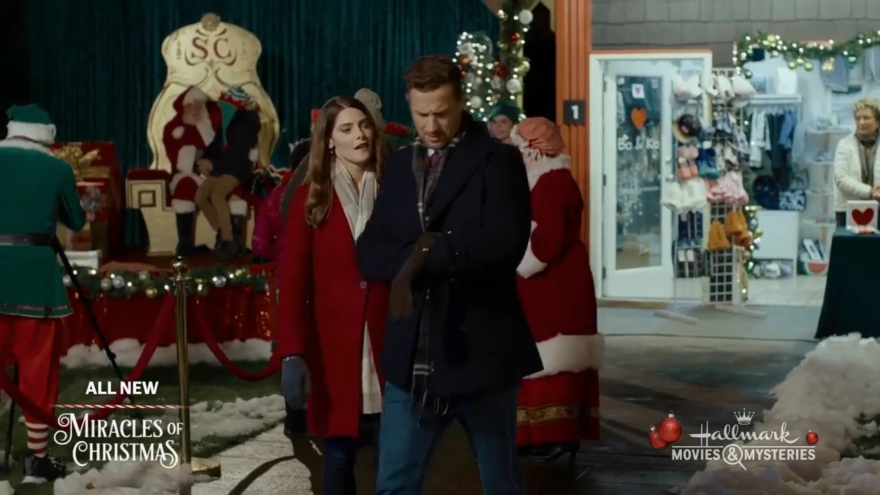 Ashley-Greene-dot-nl_ALittleChristmasCharm1628.jpg