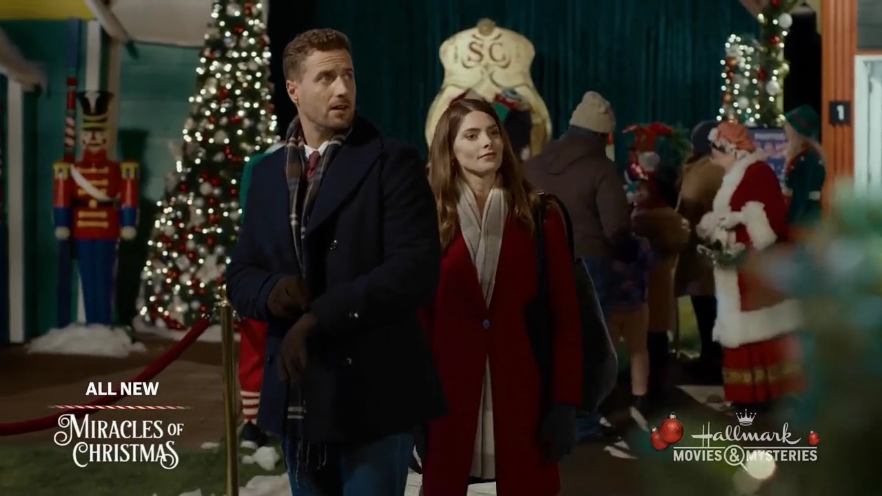 Ashley-Greene-dot-nl_ALittleChristmasCharm1631.jpg