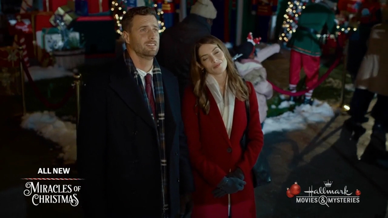 Ashley-Greene-dot-nl_ALittleChristmasCharm1635.jpg