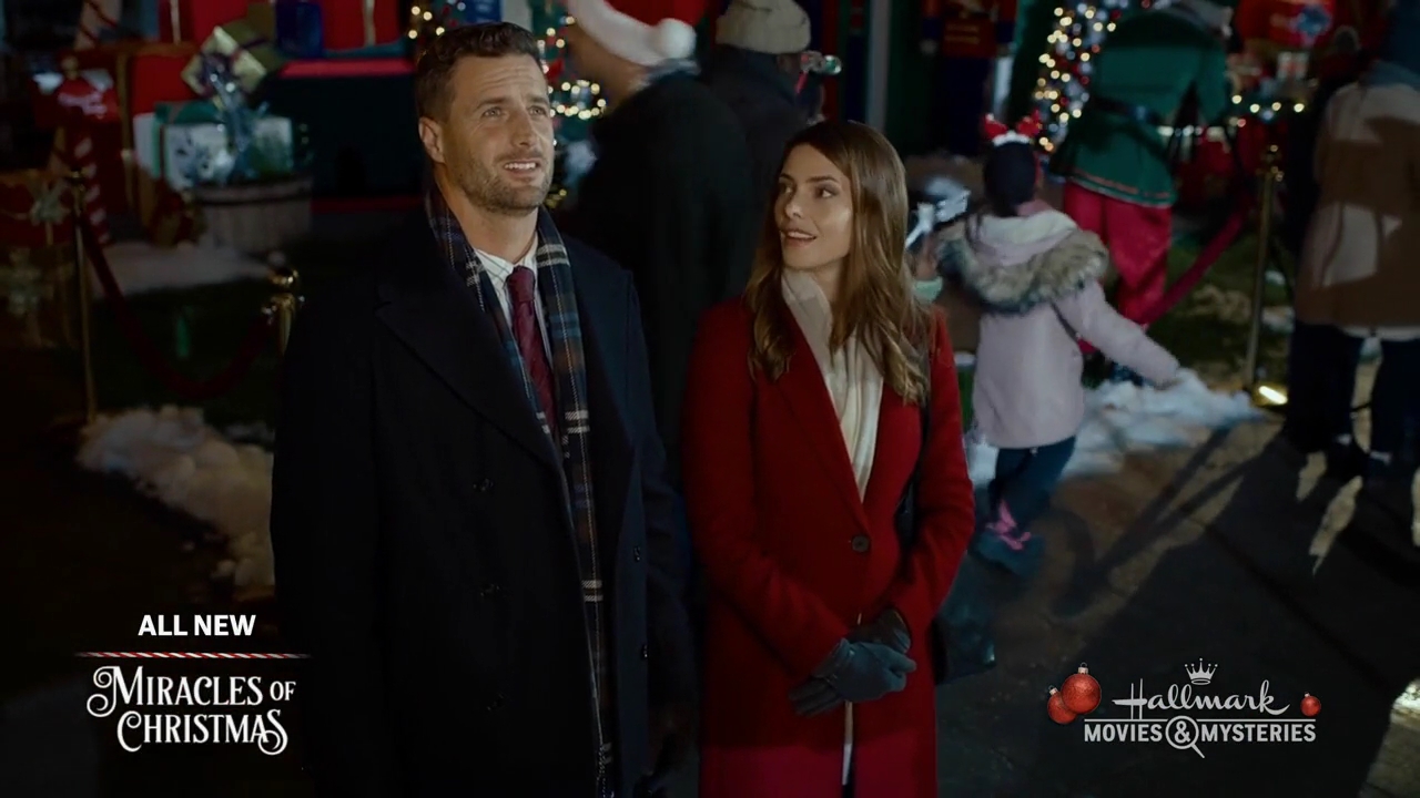 Ashley-Greene-dot-nl_ALittleChristmasCharm1637.jpg