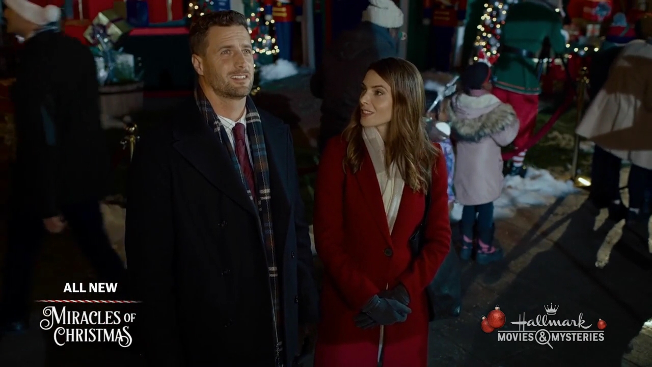Ashley-Greene-dot-nl_ALittleChristmasCharm1638.jpg