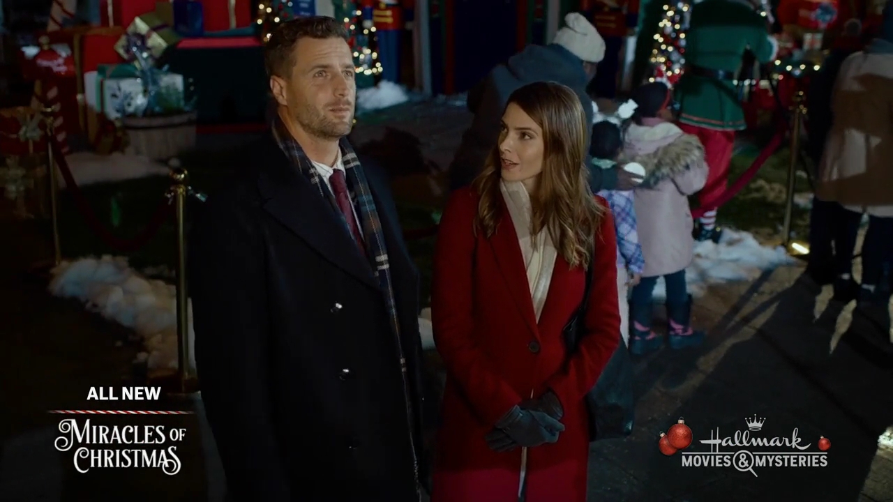 Ashley-Greene-dot-nl_ALittleChristmasCharm1639.jpg