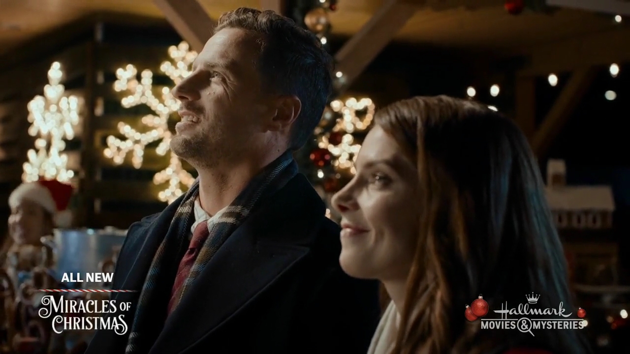 Ashley-Greene-dot-nl_ALittleChristmasCharm1644.jpg