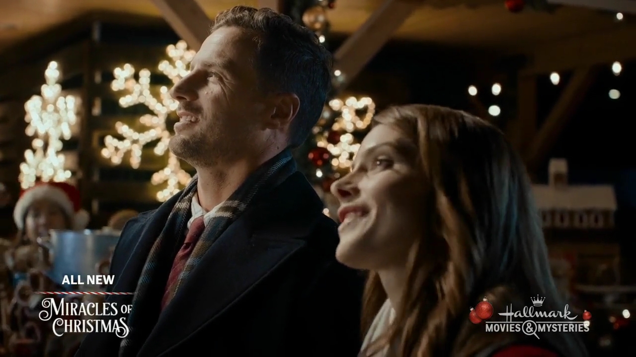 Ashley-Greene-dot-nl_ALittleChristmasCharm1645.jpg
