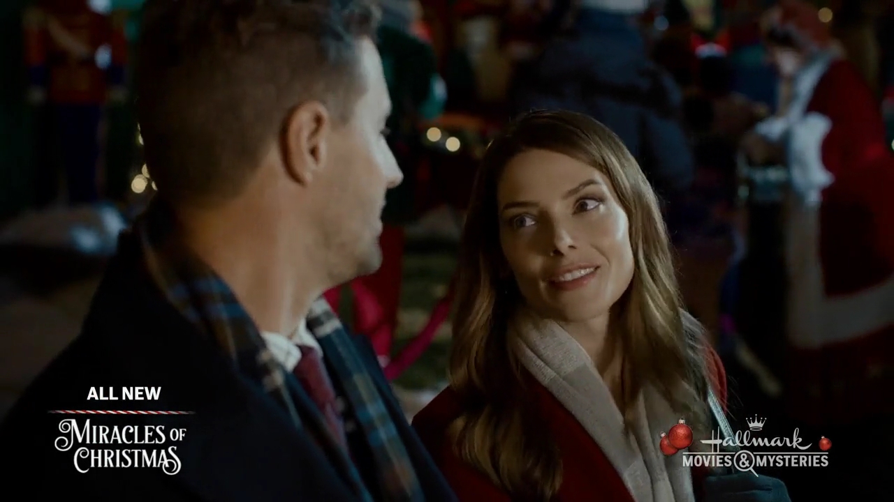 Ashley-Greene-dot-nl_ALittleChristmasCharm1648.jpg