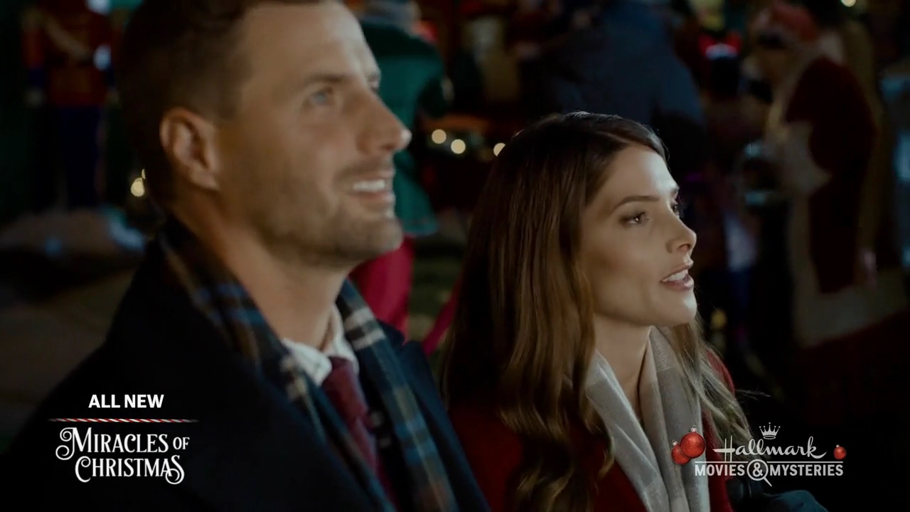 Ashley-Greene-dot-nl_ALittleChristmasCharm1650.jpg