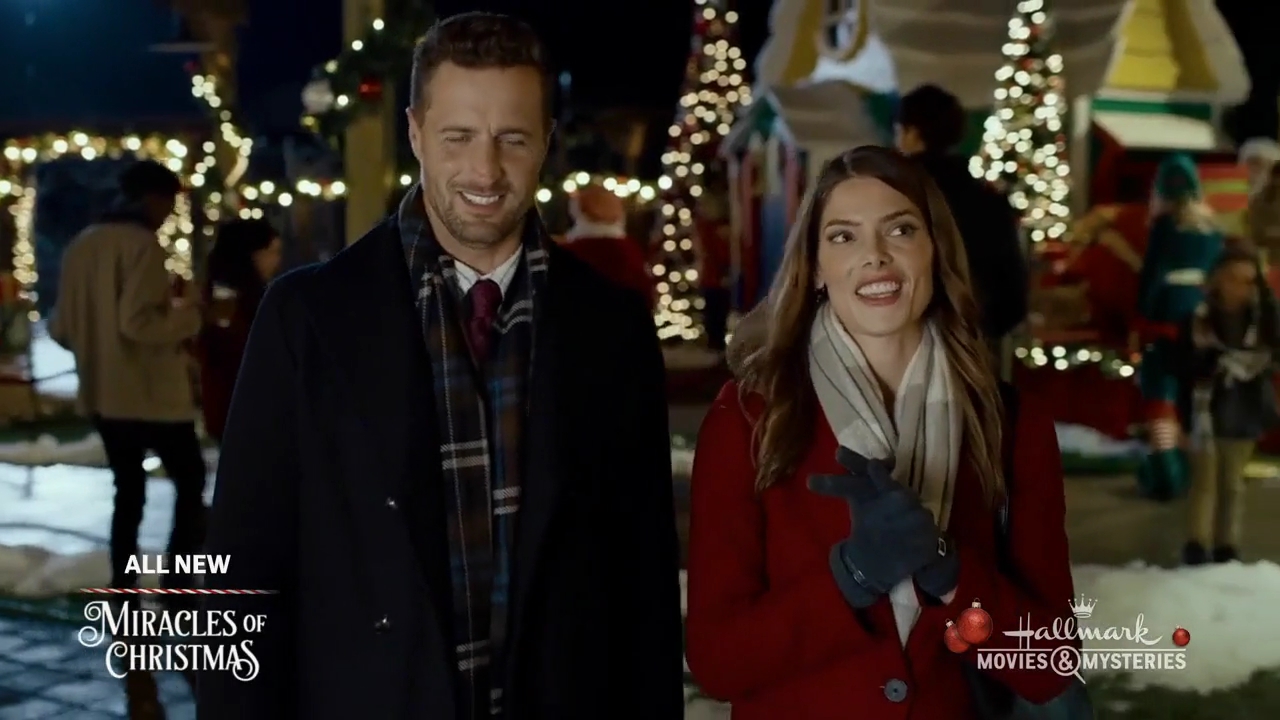 Ashley-Greene-dot-nl_ALittleChristmasCharm1688.jpg