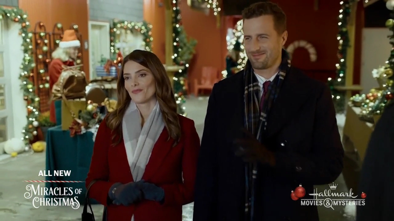 Ashley-Greene-dot-nl_ALittleChristmasCharm1756.jpg