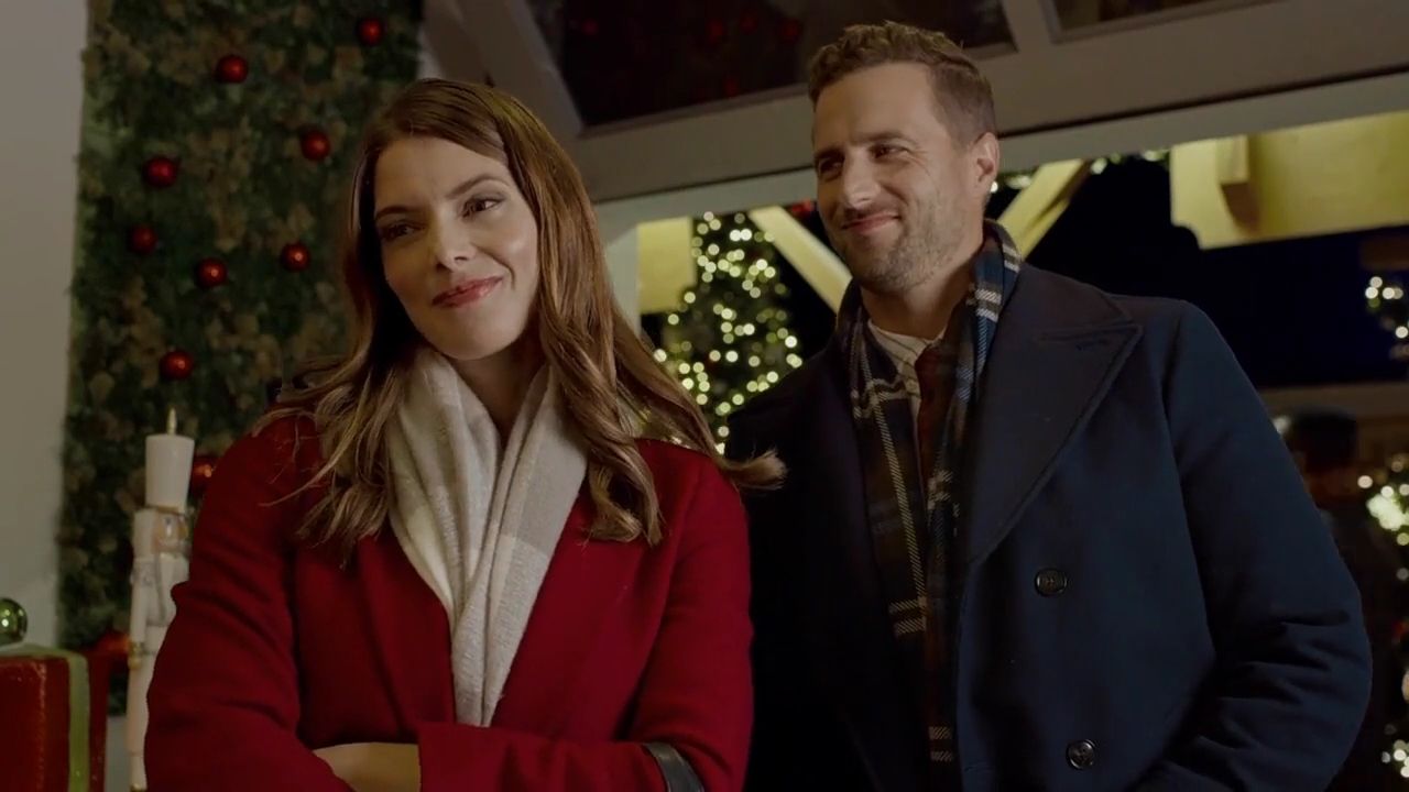 Ashley-Greene-dot-nl_ALittleChristmasCharm1928.jpg