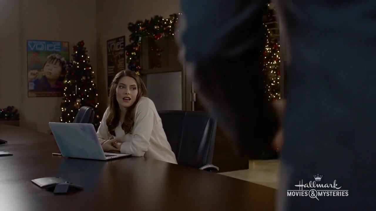 Ashley-Greene-dot-nl_ALittleChristmasCharm1949.jpg