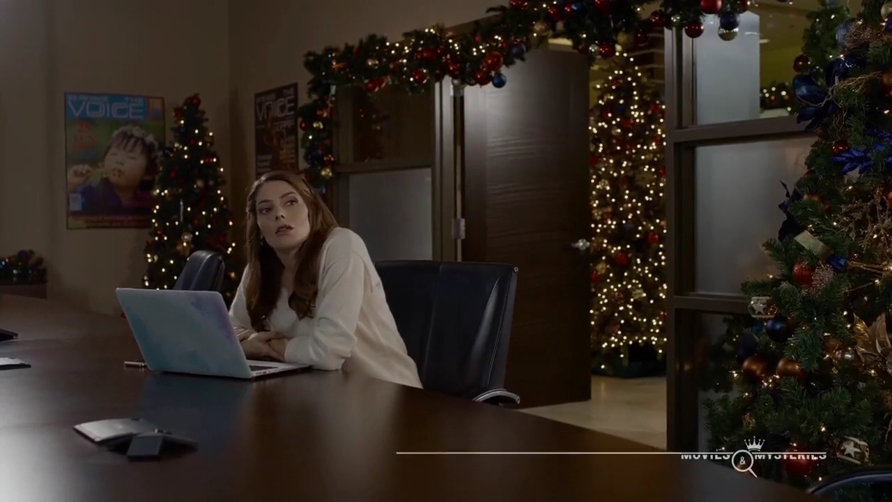Ashley-Greene-dot-nl_ALittleChristmasCharm1950.jpg
