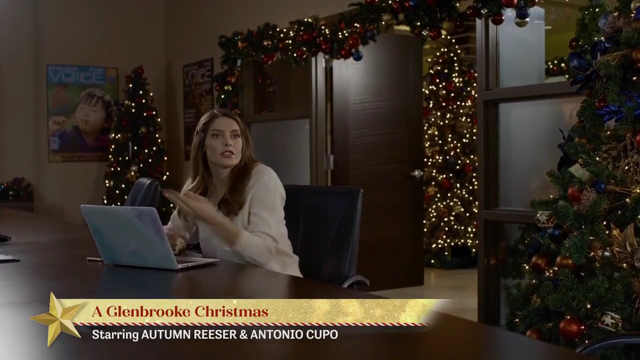 Ashley-Greene-dot-nl_ALittleChristmasCharm1951.jpg