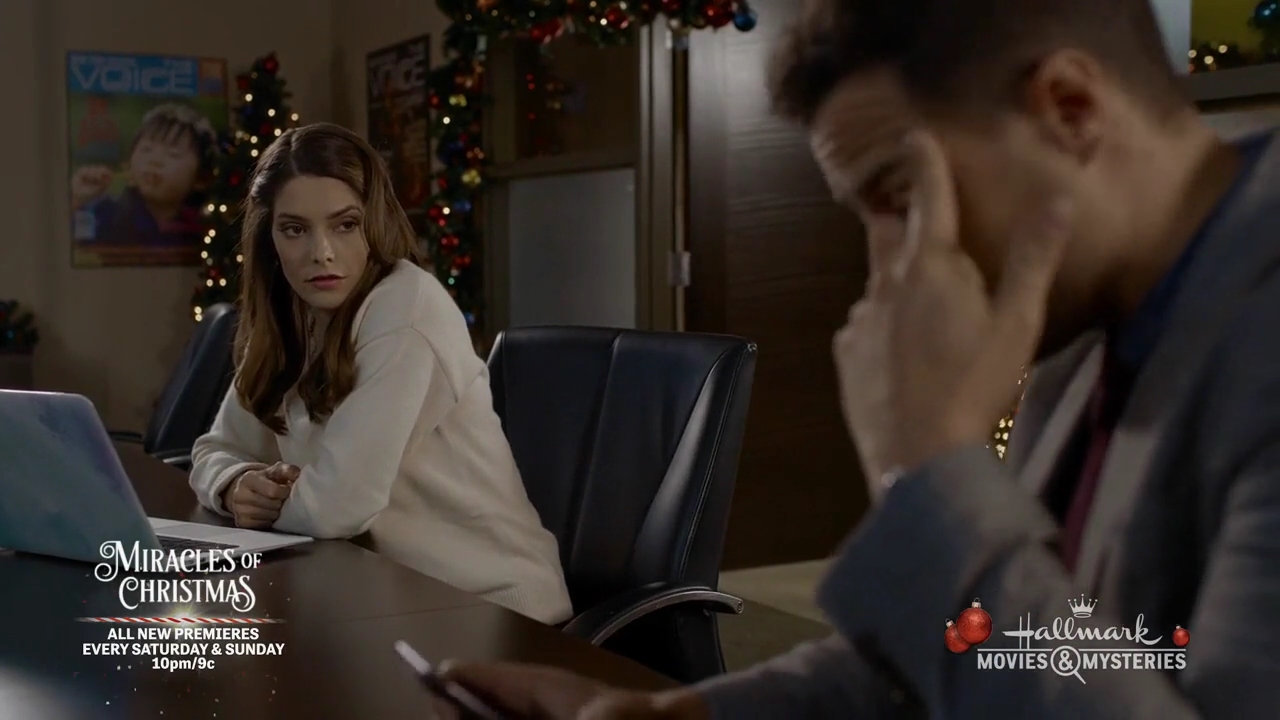 Ashley-Greene-dot-nl_ALittleChristmasCharm2050.jpg