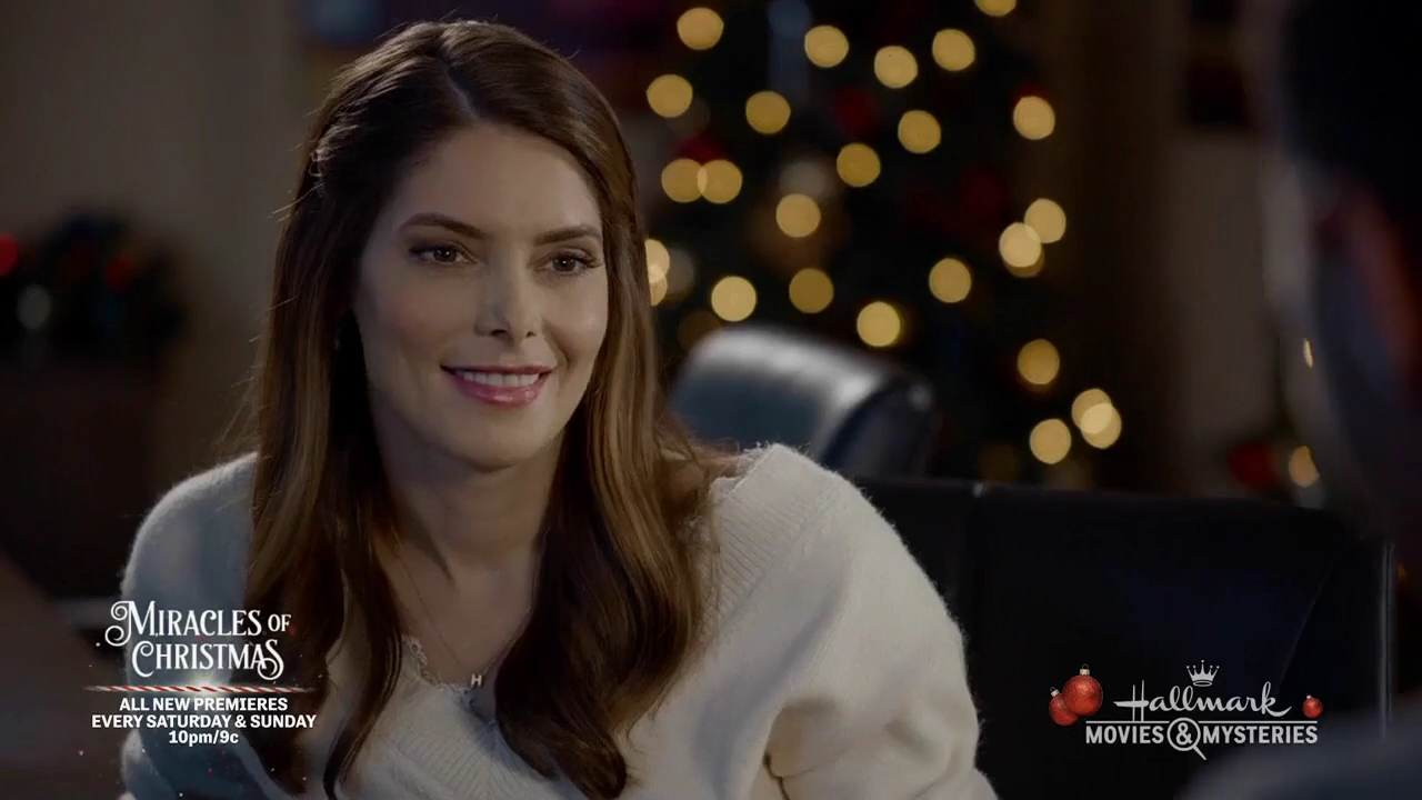 Ashley-Greene-dot-nl_ALittleChristmasCharm2070.jpg