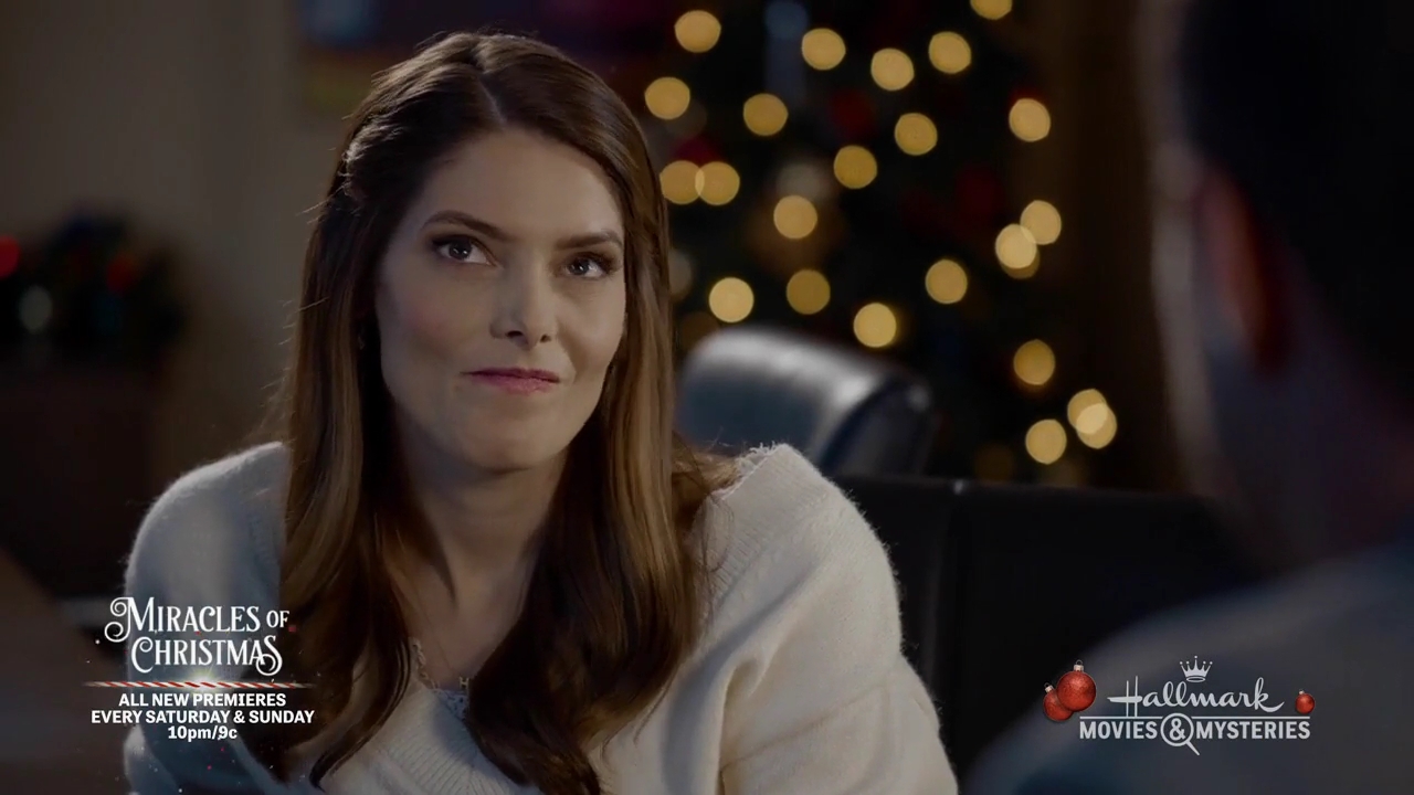 Ashley-Greene-dot-nl_ALittleChristmasCharm2076.jpg