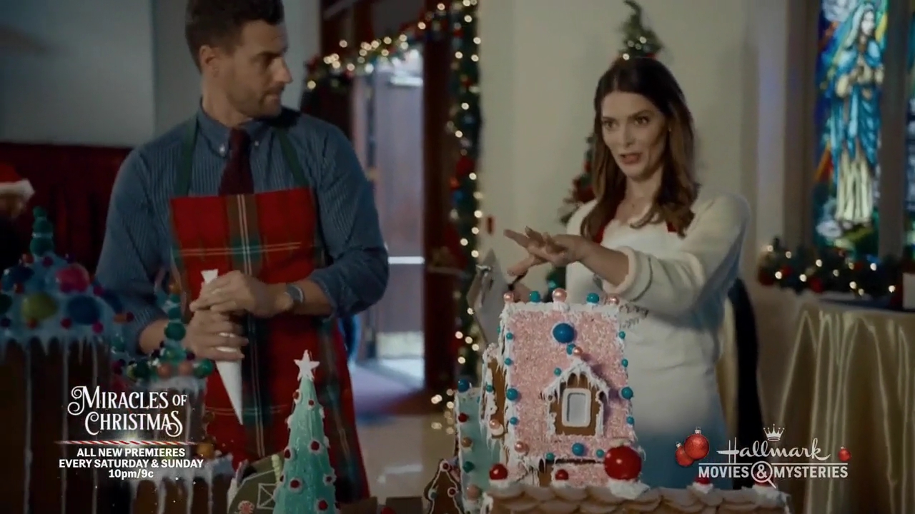 Ashley-Greene-dot-nl_ALittleChristmasCharm2090.jpg