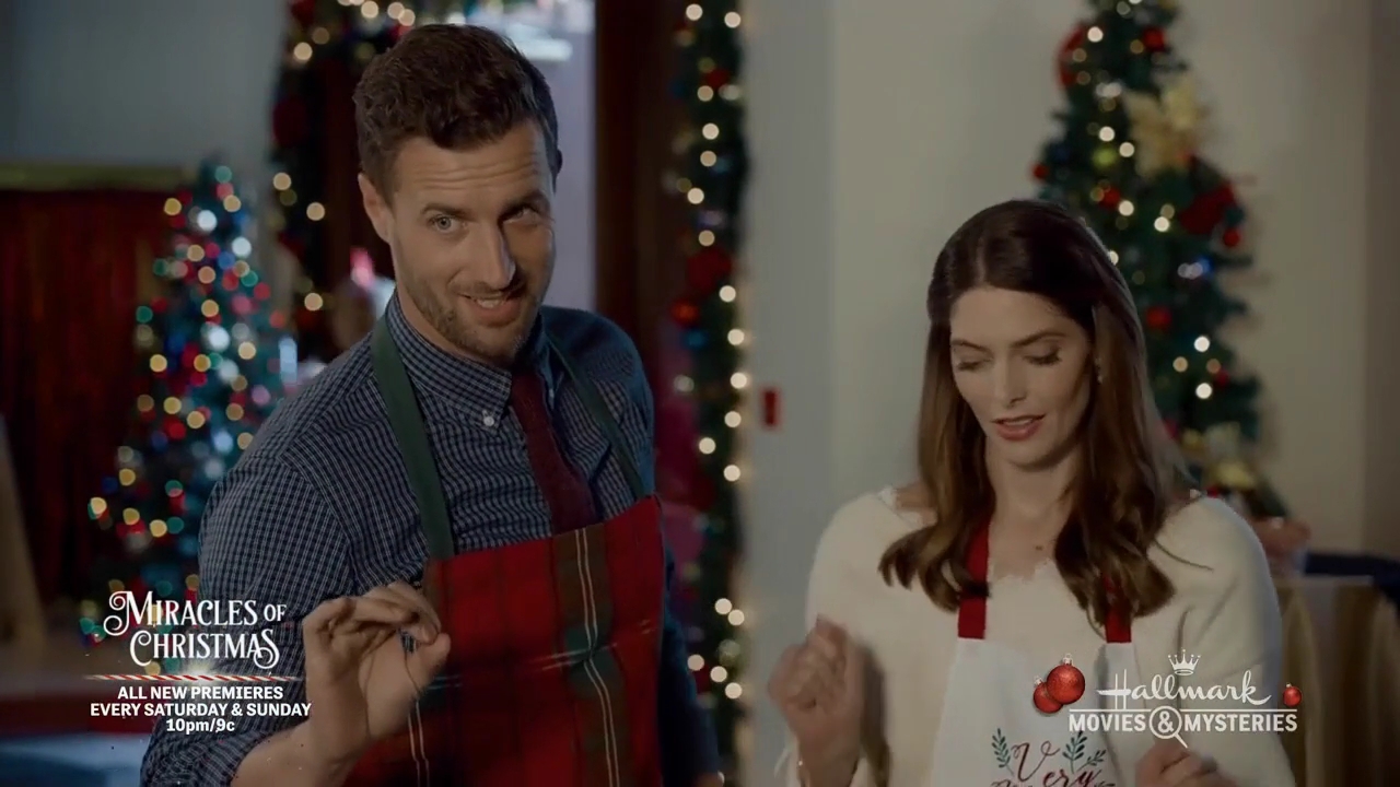 Ashley-Greene-dot-nl_ALittleChristmasCharm2142.jpg