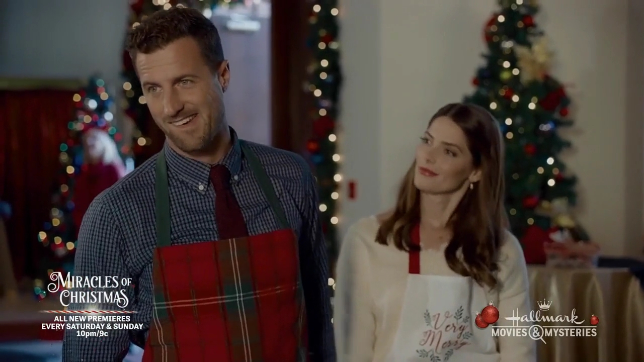 Ashley-Greene-dot-nl_ALittleChristmasCharm2148.jpg