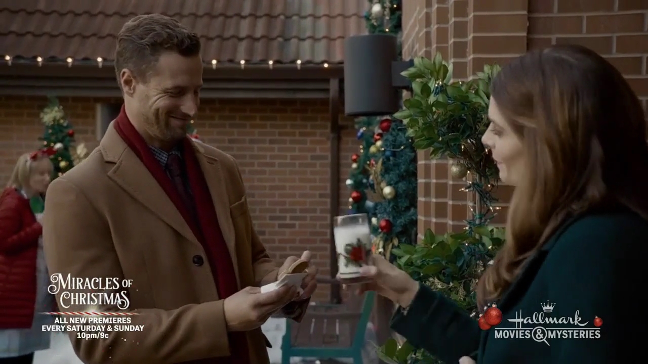 Ashley-Greene-dot-nl_ALittleChristmasCharm2198.jpg Ashley-Greene-dot-nl_ALittleChristmasCharm2198.jpg