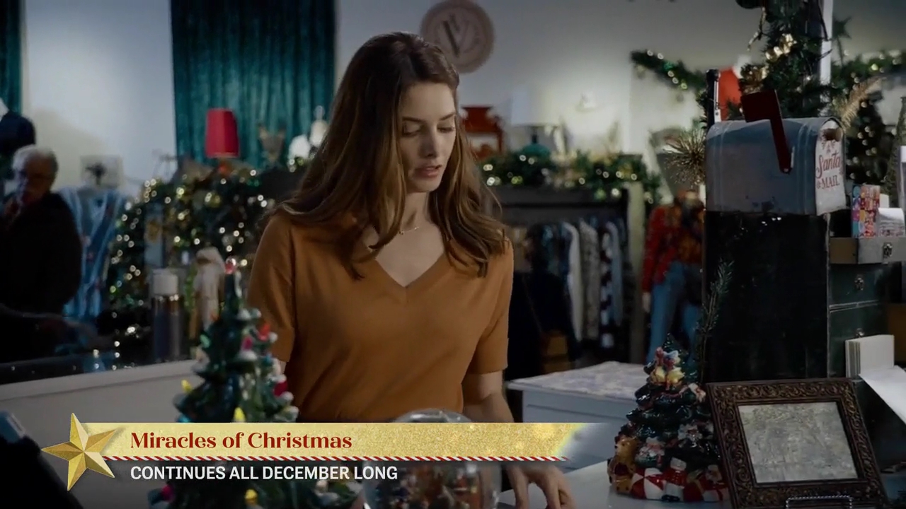 Ashley-Greene-dot-nl_ALittleChristmasCharm2264.jpg Ashley-Greene-dot-nl_ALittleChristmasCharm2264.jpg