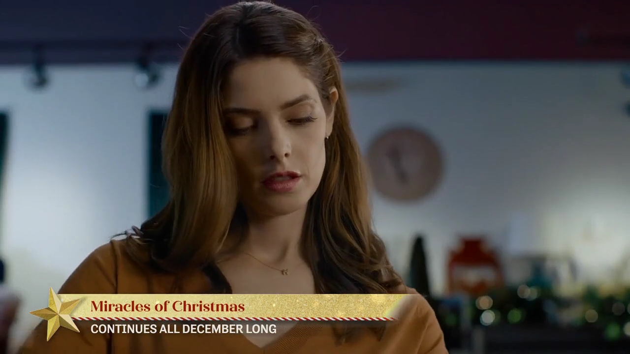 Ashley-Greene-dot-nl_ALittleChristmasCharm2265.jpg