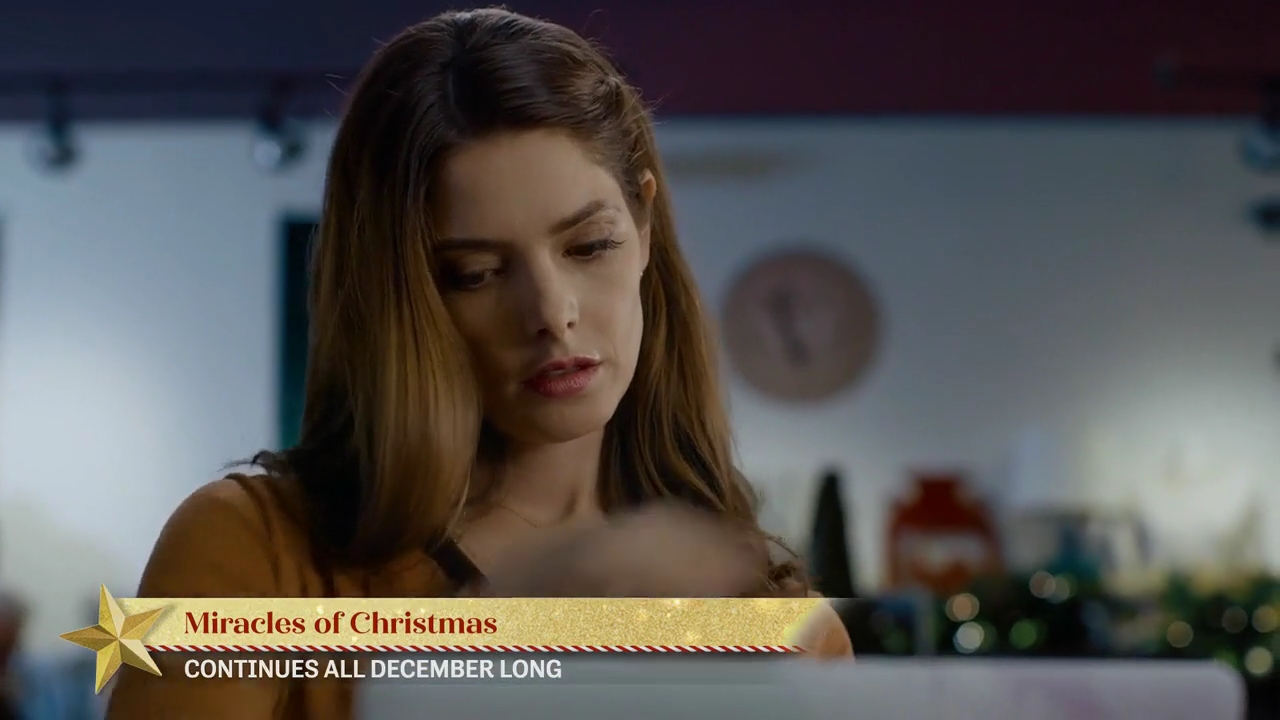 Ashley-Greene-dot-nl_ALittleChristmasCharm2266.jpg