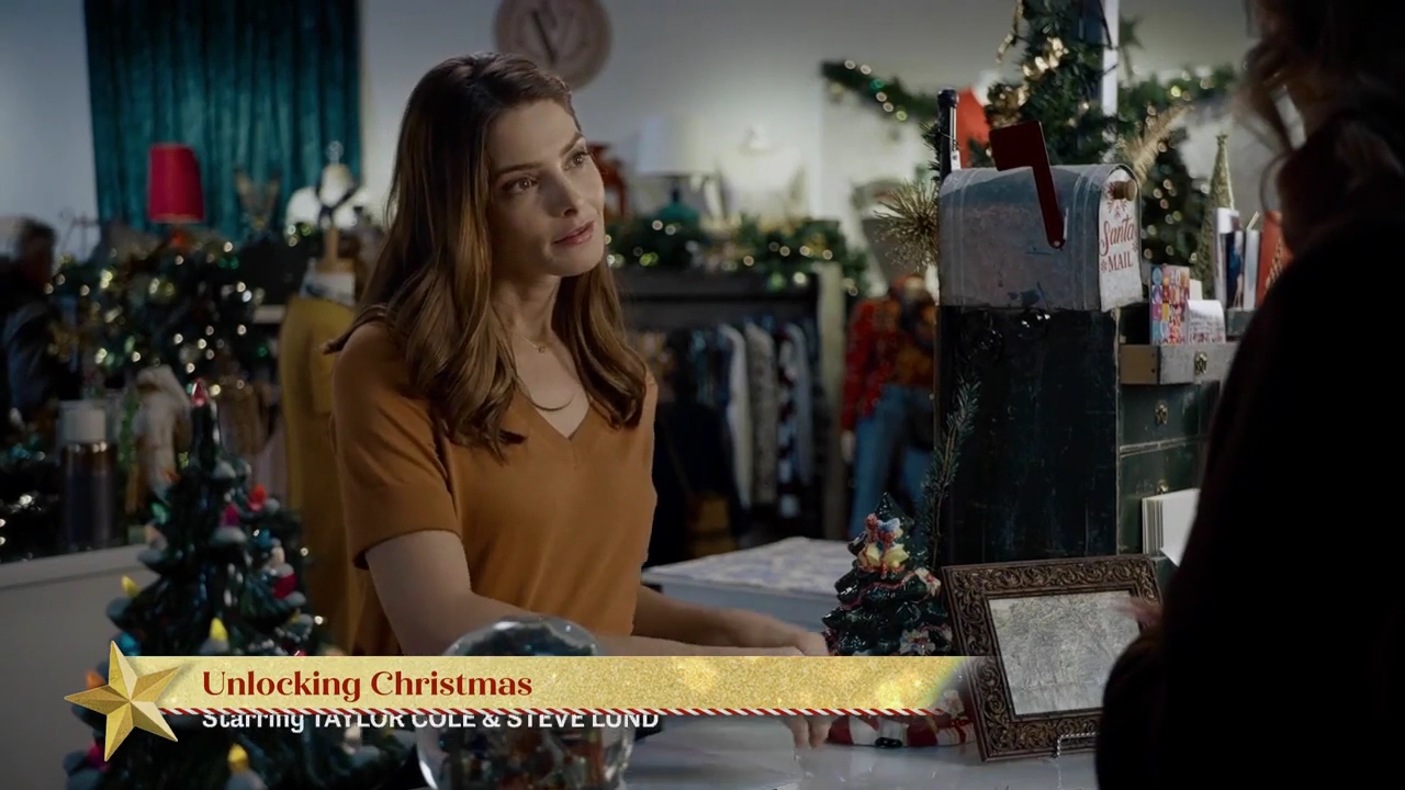 Ashley-Greene-dot-nl_ALittleChristmasCharm2321.jpg